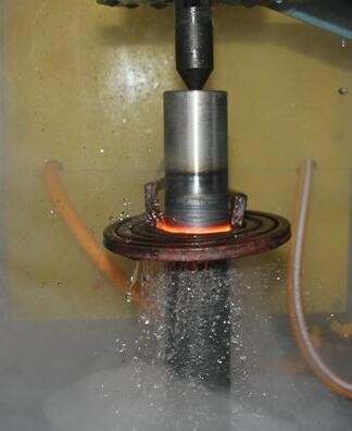 Forte attrezzatura di trattamento di indurimento della tempera di induzione di adattabilità nessuna struttura di spaccatura della polvere